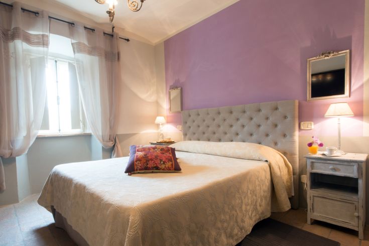 Camera con arredi semplici e una luce soffusa, ideale per un soggiorno confortevole.