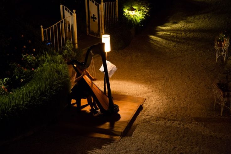 Una serata tranquilla all'aperto con un'arpa illuminata, immersa in un ambiente sereno.