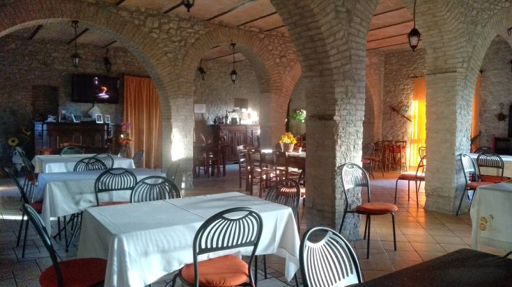 Innenraum eines Bauernhofs mit rustikalem Dekor, warmem Licht und gemütlicher Atmosphäre.