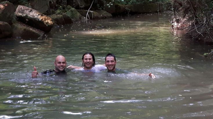 Momente der Entspannung an einem See, umgeben von einer friedlichen Natur.