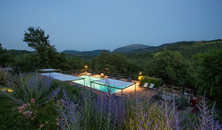 A corner of a pool surrounded by typical vegetation of Umbria, perfect for calm moments.