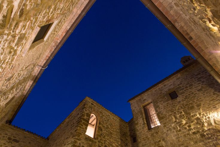 A peaceful corner of an Umbrian palace under a starry sky.