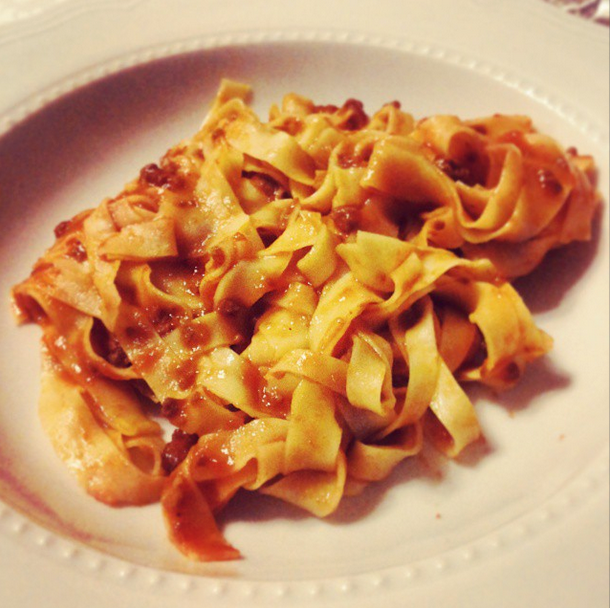 Un piatto di tagliatelle ripieno di ragù, adatto a ogni tipo di pranzo o cena.