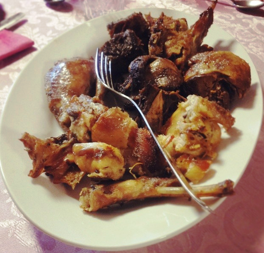 Un piatto di carne ben cotta, adatto per occasioni speciali.