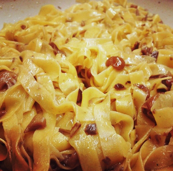 Tagliatelle cucinate con funghi freschi, un piatto tipico e gustoso della tradizione culinaria.