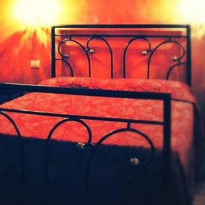 Camera matrimoniale con decorazioni semplici in un ambiente confortevole.