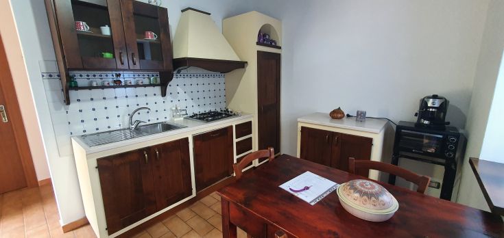 Une cuisine chaleureuse et fonctionnelle, idéale pour partager des moments en famille et entre amis dans un cadre simple et confortable.