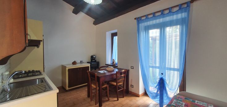 Un appartement lumineux avec une cuisine entièrement équipée et une vue sur la verdure environnante.