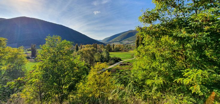 Paysage de montagne avec des collines verdoyantes et une végétation luxuriante. Parfait pour ceux qui cherchent la tranquillité dans la nature.