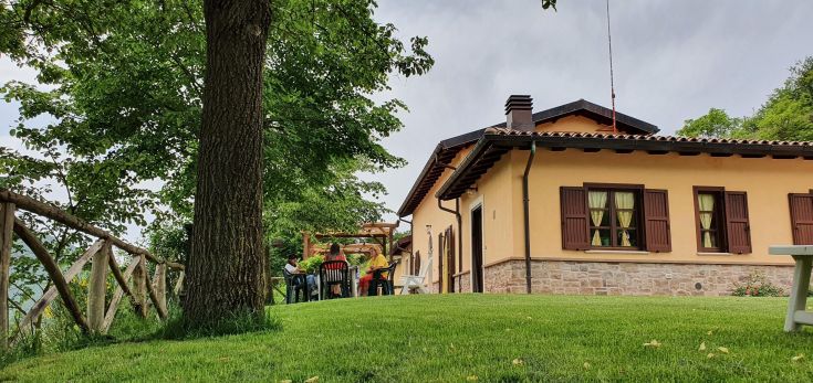 Un bâtiment simple entouré de verdure, idéal pour une pause dans la tranquillité naturelle.
