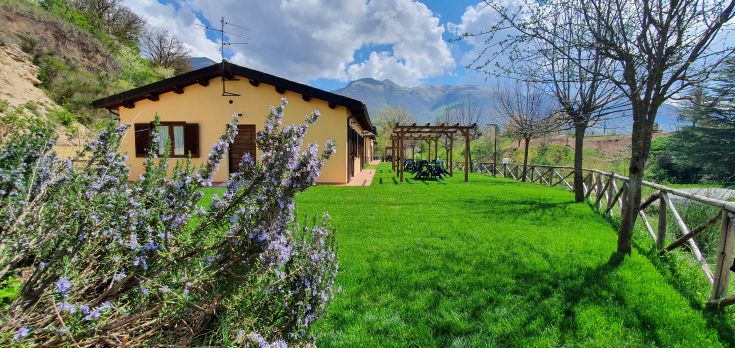 Une structure immergée dans la verdure avec vue sur les Monts Sibillini, garantissant un accueil chaleureux.