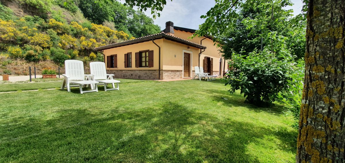 Une maison entourée de verdure, avec un jardin bien entretenu et des espaces paisibles pour se détendre.