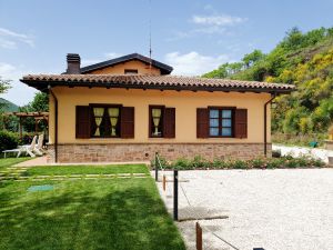 Bâtiment moderne entouré d'un jardin soigné, immergé dans la nature, idéal pour des moments de tranquillité.