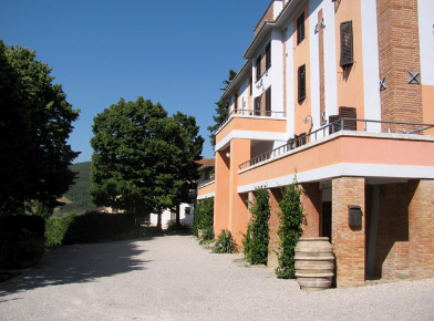 Agriturismo recentemente ristrutturato con diverse camere, appartamenti, una piscina esterna e un ristorante circondato dal tipico paesaggio umbro.