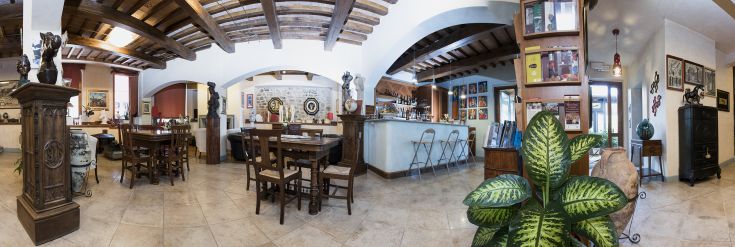 Interno di un edificio con arredi essenziali e un'atmosfera accogliente.