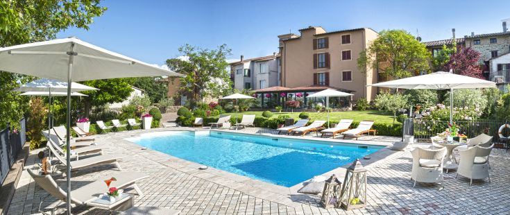 Ein komfortables Hotel mit Pool, umgeben von schöner Natur, ideal für ruhige Momente.