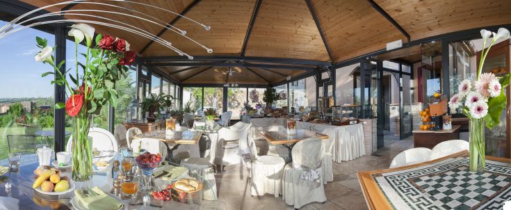 Sala colazione in una dimora storica con panorama sulla campagna umbra, perfetta per un soggiorno sereno.