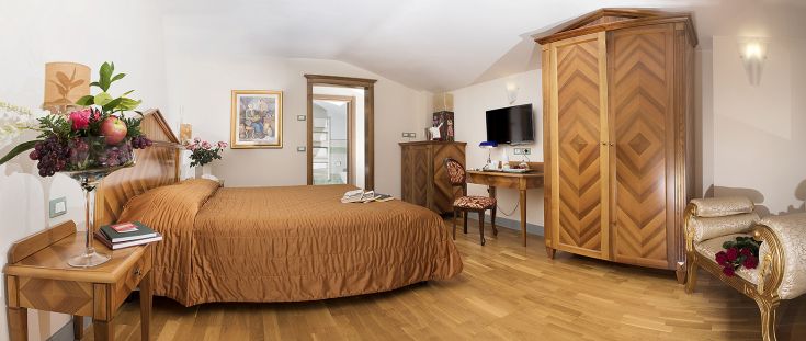 Camera semplice con arredamento in legno, creata per un'atmosfera confortevole e rilassante.