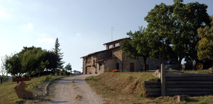 Bauernhaus in der Natur, mit einem steinernen Gebäude und einer ruhigen Umgebung. Ideal für einen entspannenden Aufenthalt.