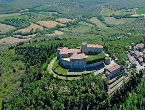 Un castello storico immerso nel verde delle colline umbre, perfetto per visite e momenti da ricordare.