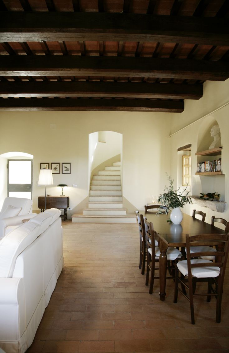 L'interno di un palazzo mostra un camino e una scala ben mantenuti, ideali per momenti di tranquillità.