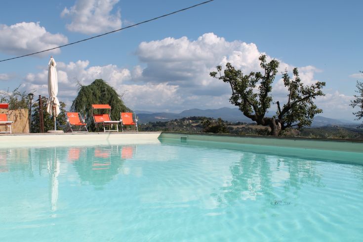 Moments de tranquillité près de la piscine à l'agriturismo Poggio della Rosa, entouré de collines verdoyantes.