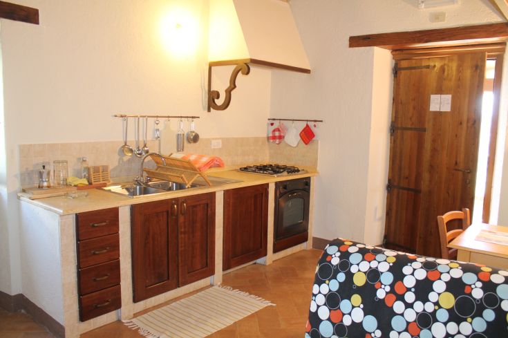 Cuisine de ferme avec des meubles en bois rustiques et des finitions modernes.