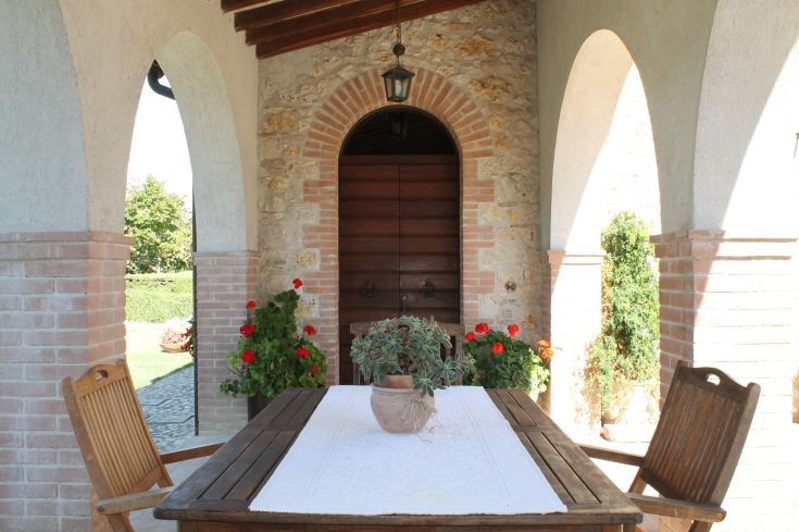Espace extérieur dans une ferme, avec une table et des fleurs, idéal pour des moments de tranquillité.