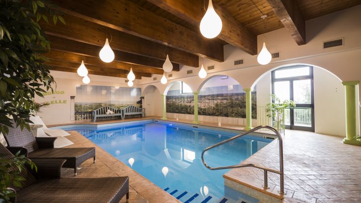 Innenraum des Schwimmbads im Palazzo di Celle, geprägt von einer entspannenden Atmosphäre und schlichtem Design.