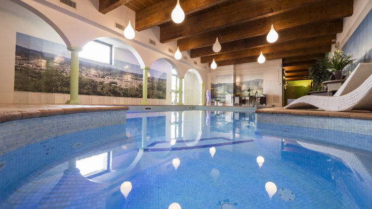 Ein Innenpool mit einfachen architektonischen Elementen und einer ruhigen Atmosphäre.