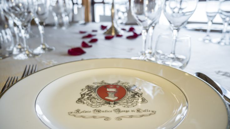 Ein schön gedeckter Tisch mit einfachen Gerichten und Blumen Dekorationen in einer entspannten Umgebung.