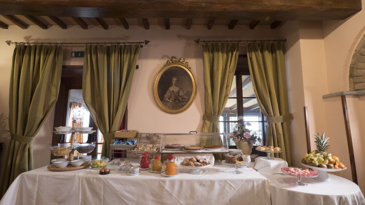 Ein reichhaltiges und vielfältiges Frühstück in einem eleganten Ambiente mit historischen Elementen.