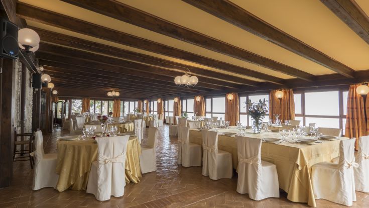 Gepflegtes Restaurant mit gedeckten Tischen, im Herzen von Umbrien gelegen.