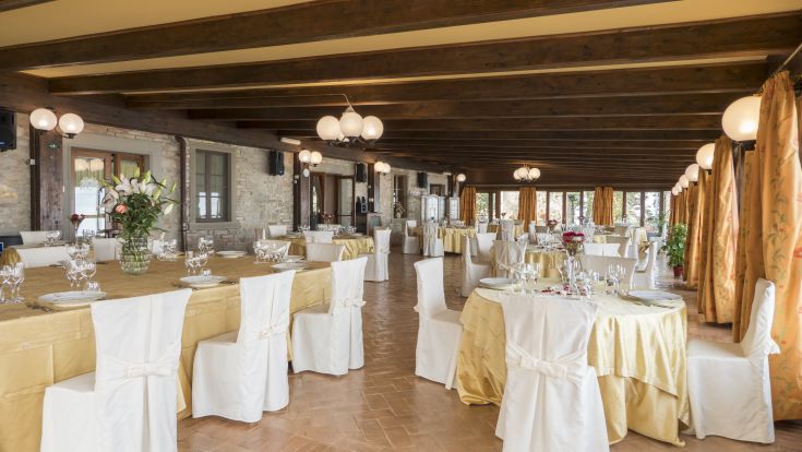 Restaurant mit gedeckten Tischen, geeignet für besondere Anlässe in einer gemütlichen Atmosphäre.