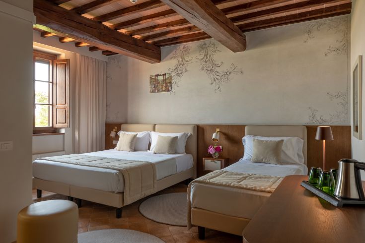 Ein einfaches Zimmer im Dorf Celle mit Sichtbalken und einer ruhigen Atmosphäre. Ein schöner Ort in Umbrien.