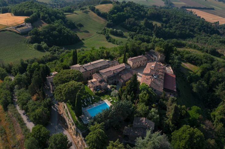 Ein ruhiges mittelalterliches Dorf, umgeben von der Natur, mit einem Schwimmbad und einer Atmosphäre der Ruhe und Entspannung.