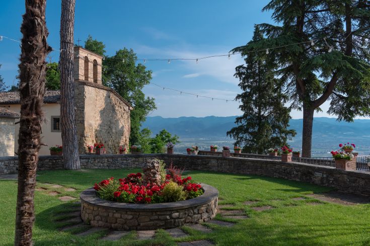 Ein Blick auf das Borgo di Celle, mit Blumen und Vegetation, ideal für eine ruhige Pause.