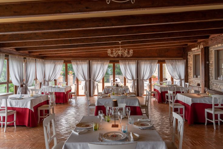 Gemütliches Restaurant mit schön gedeckten Tischen, ideal um köstliche Gerichte in ruhiger Atmosphäre zu genießen.