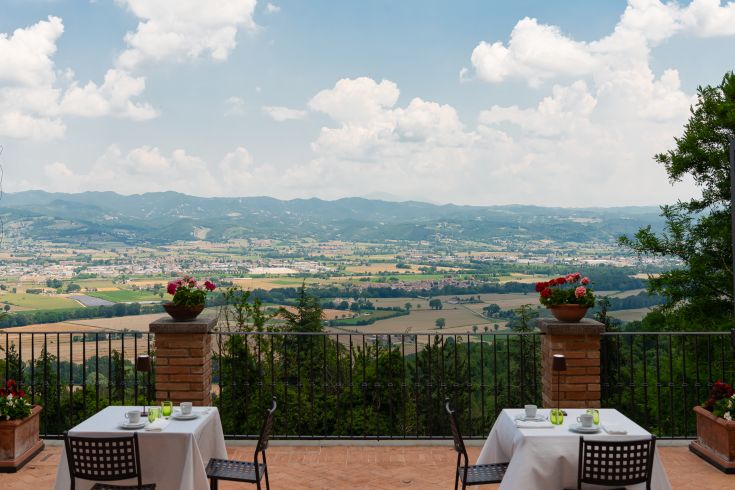 Ein Restaurant mit Panoramablick auf Umbrien, ideal für Entspannung und Geselligkeit.