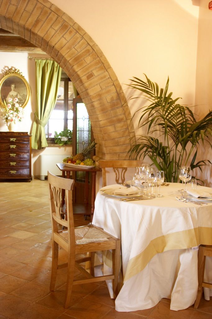 Warmes und informelles Ambiente in einem Restaurant im Borgo di Celle.