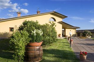 Ein Hotel, das im Grünen liegt, in der Nähe des Lago Trasimeno, perfekt für einen entspannten Kurzurlaub.