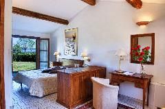 Zimmer des Hotels Le Macerine, gemütlich und hell mit Blick auf eine weitläufige grüne Landschaft.