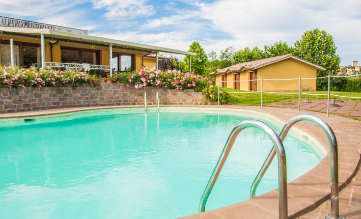 Das Hotel Le Macerine bietet einen vom Baum umgebenen Pool in der Nähe des Lago Trasimeno.