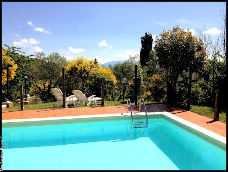 Momento di relax a bordo piscina, circondati dalla natura umbra e affacciati sulla valle del Chiascio.