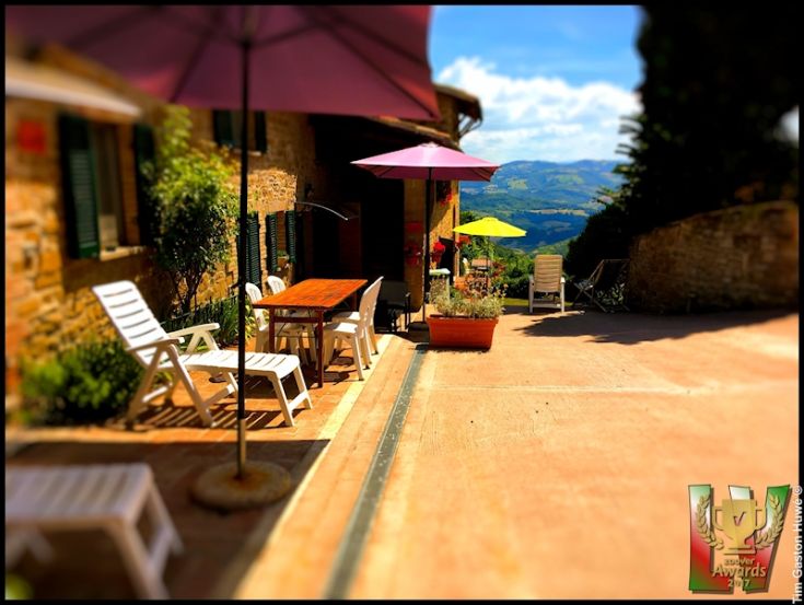 Un casale storico in Umbria immerso nella natura, con panorama sulla valle del Chiascio.