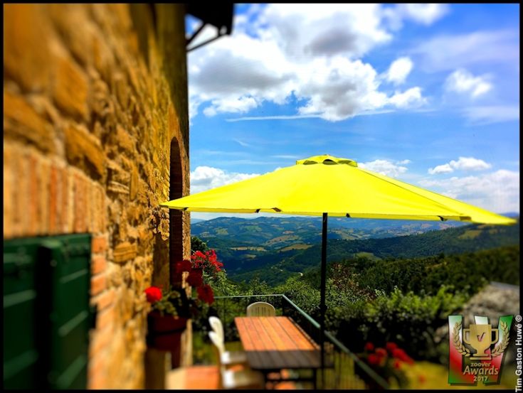 Edificio storico in Umbria, con un panorama sereno e un'atmosfera rilassante.
