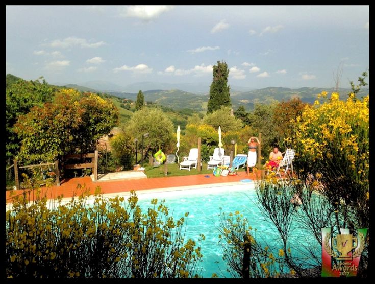 Rilassati nella tranquillità della natura umbra, con piscina e panorama sulla valle del Chiascio.