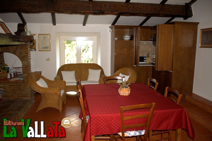 Un ambiente tranquillo all'interno di un agriturismo in Umbria, ideale per momenti di relax e convivialità.