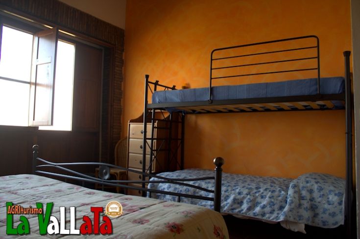 Stanza essenziale in un vecchio palazzo umbro, affacciata sulla valle circostante.