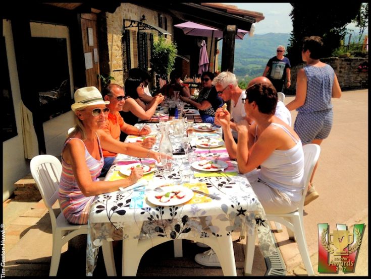 Pranzo all'aperto in un tranquillo ambiente naturale tipico dell'Umbria.